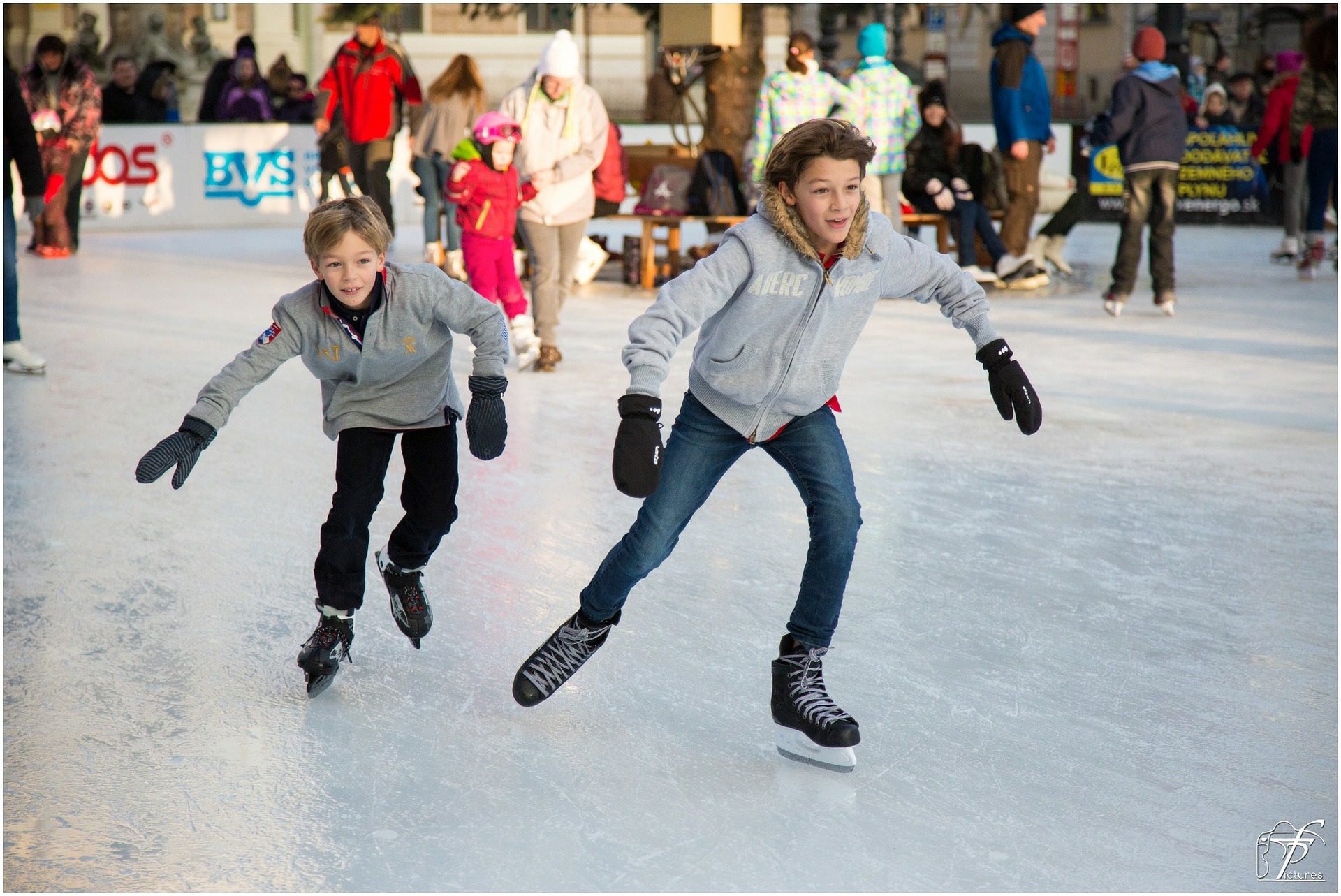 Kinderen leren schaatsen